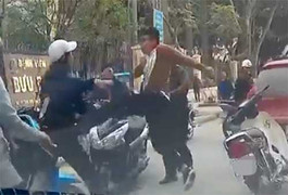 Clip: Va chạm giao thông giữa Hà Nội, giải quyết bằng… dao găm và điếu cày