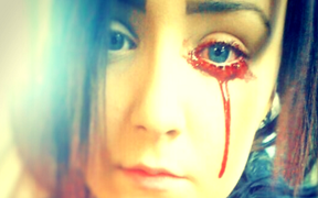 Máu chảy ròng ròng từ mắt và tai thiếu nữ xinh đẹp