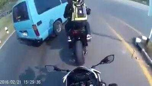 Clip: Choáng với cách giải quyết va chạm giao thông ở ‘nước người ta’