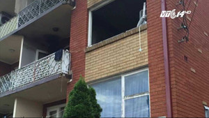 Hú hồn cảnh cháy nhà, mẹ thả con từ tầng 2 xuống