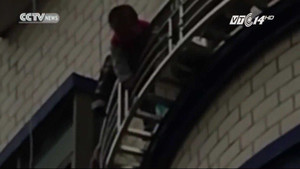 Clip: Thót tim giải cứu cậu bé rơi từ tầng 5 xuống