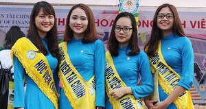 Nữ sinh rạng ngời trong ngày hội tư vấn tuyển sinh