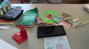 Bị phát hiện mang ma túy, lột nhẫn vàng 'tặng' công an