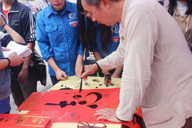 Ông đồ viết thư pháp gây quỹ từ thiện