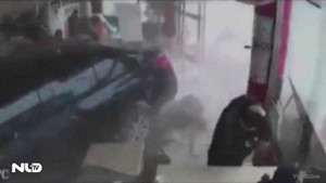 Kinh hoàng xe 'điên' lao sầm sập, đâm nát nhà hàng đông người