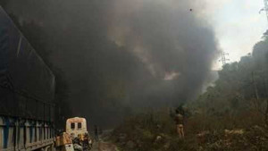 Va chạm với xe khách, xe bồn chở dầu bốc cháy ngùn ngụt