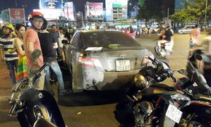 Ô tô Camry tông liên hoàn xe máy giữa giao lộ TP.HCM