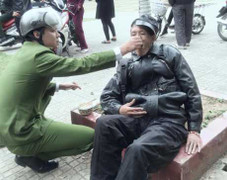 Chiến sĩ công an bón mỳ cho người ngất xỉu bên đường gây xúc động mạnh