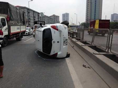 Xe hơi lật ngửa như phim giữa phố Hà Nội