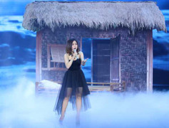 Hương Tràm váy xuyên thấu sexy, khoe giọng hát 'khủng'