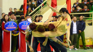 Clip nghẹt thở xem nữ sinh cảnh sát bay người kẹp cổ 3 nam thanh niên