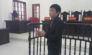 Hung hăng giết người nước ngoài tiểu tiện ngay trước mặt