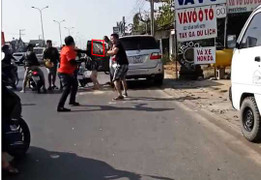 Video: Nhóm phượt thủ vây đánh hội đồng người đi ô tô sau va chạm