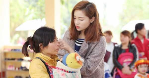 Hoa hậu Kỳ Duyên bỏ tiền túi mua xe lăn cho cô bé 7 tuổi bị rạn não