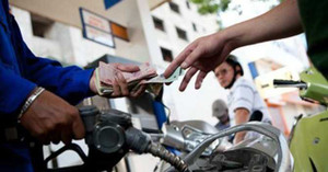 Người dân chịu thiệt giá xăng, ai chịu trách nhiệm?