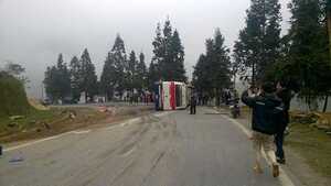 Lật xe khách ở Sa Pa, nhiều người thương vong