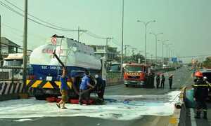 Xăng lênh láng mặt đường, dân sợ nổ, vứt xe tháo chạy