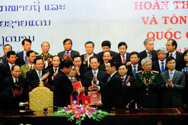 Cắm mới hàng ngàn cột mốc và cọc dấu dọc biên giới Việt - Lào