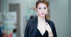Diệp Bảo Ngọc lúng túng giữ áo vì trang phục xẻ quá sâu hờ hững vòng một