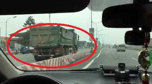 Clip: Xe tải táo tợn đi ngược chiều trên Quốc lộ 1A