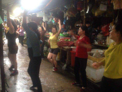 Độc đáo ở Hà Nội: Tiểu thương xếp hàng nhảy aerobic trong chợ