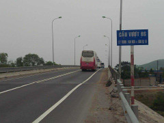 Những vết nứt 'lạ' trên thành cầu vượt đường sắt 120 tỷ