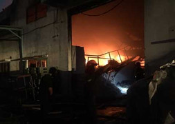 Hơn 100 cảnh sát cứu hỏa đám cháy lớn giữa Sài Gòn