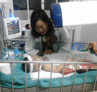 Con vùng vẫy trong nồi canh nóng, mẹ bàng hoàng thét lên đau đớn