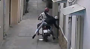 Cướp thò tay qua cửa sổ, giật dây chuyền người ngồi trong nhà