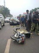 Xe Camry đón dâu tông xe máy bay hơn 5m