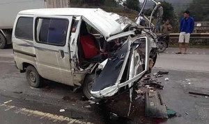 Xe con nát bét sau cú đâm xe tải, nạn nhân bắn ra khỏi xe