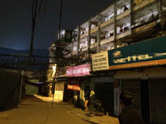 Cần cẩu sập vào nhà tập thể, cư dân bỏ chạy tán loạn