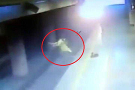 Clip: Lao xuống đường ray tự tử, bị ‘thần chết’ đuổi về