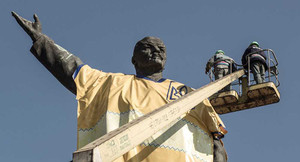 Chỉ trích chính quyền Ukraine phá huỷ tượng Lenin lớn nhất nước