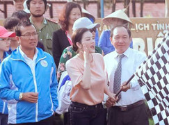 Lý Nhã Kỳ xinh đẹp, khỏe khoắn trong trang phục thể thao