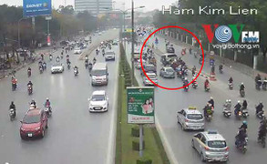 Video: Ôtô ngang nhiên trèo qua dải phân cách ngay cửa hầm Kim Liên