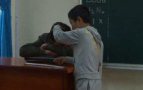 Thầy giáo bắt học sinh lớp 2 nhổ tóc bạc trong giờ học?