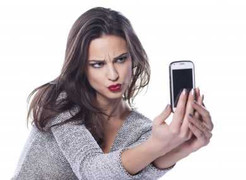 Chụp ảnh tự sướng sẽ già nhanh