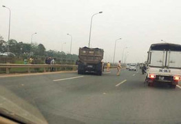 Xe tải đâm một cảnh sát nguy kịch