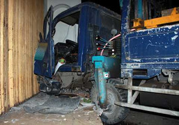 Xe cẩu đâm lật nhào xe tải, lao vào nhà dân trong đêm
