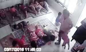 Cô giáo xách tay, nhấc bổng bé 2 tuổi hất vào chỗ ngủ