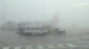 Sương mù dày đặc, hàng loạt chuyến bay bị hoãn, hủy