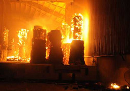 Lửa ngùn ngụt thiêu cháy xưởng gỗ trong đêm