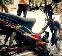 Hai nam thanh niên đốt xe máy trước mặt CSGT