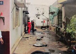 Bị hàng xóm lấy xăng đốt nhà, 2 thai phụ la hét trong biển lửa