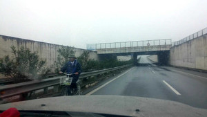 Clip: Xe đạp đi ngược chiều, đối đầu ôtô trên cao tốc Nội Bài - Lào Cai