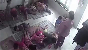 Video: Đuổi việc cô giáo ném học sinh mầm non như thú bông