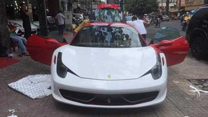 'Thay áo' đổi màu siêu xe ngay trên vỉa hè Sài Gòn