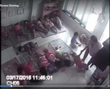 Buộc thôi việc cô giáo xách tay trẻ mầm non vứt xuống sàn