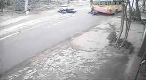 Clip: Thoát chết thần kỳ, chui ra từ gầm xe buýt sau tai nạn ở Hà Nội